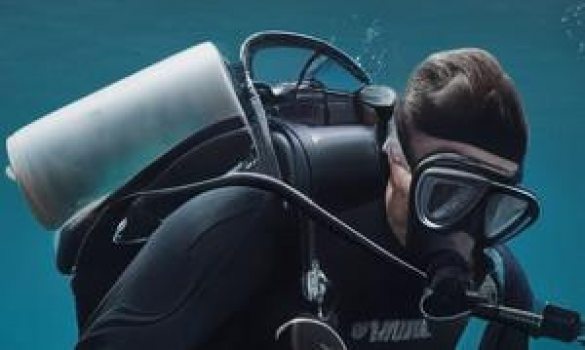 Plongeur nageant au milieu des déchets plastiques