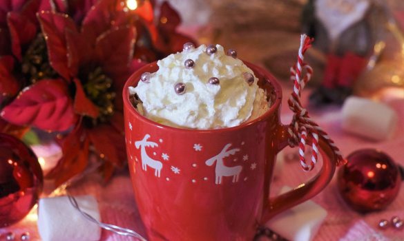 Une tasse de chocolat chaud avec chantilly et décorations de noël
